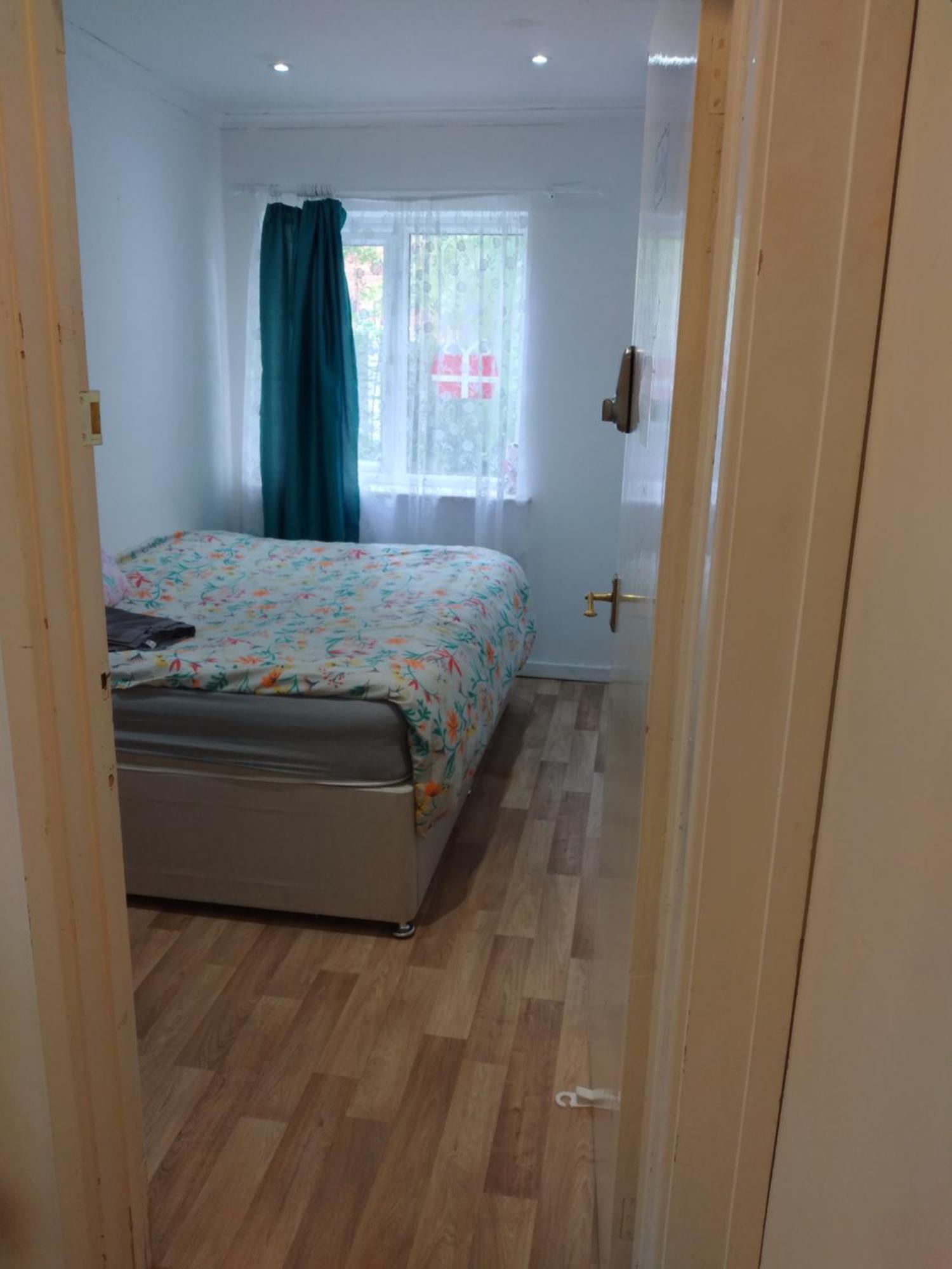 Veggie Single In 2 Bed Flat, Close To Nec Apartment *